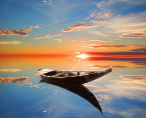 Bild auf dem ein leeres Boot auf offener See zu sehen ist.