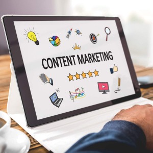 Content Marketing wird auf einem Bild dargestellt, indem ein Bildschirm mit mehreren Content Formaten zu sehen ist.