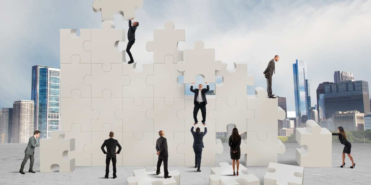 Bild auf dem mehrere Geschäftsleute versuchen ein riesiges Puzzle zusammen zu bauen.
